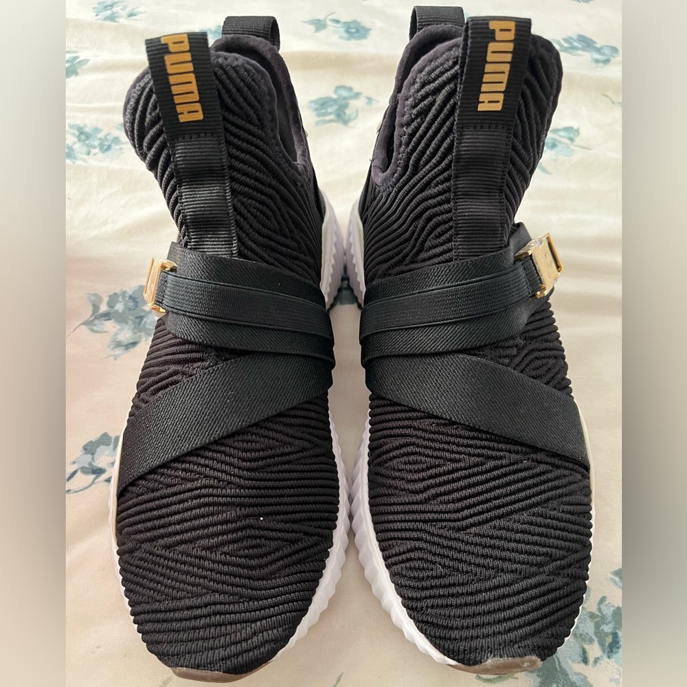 Women’s Puma Defy Mid Varsity’s shoes size 6